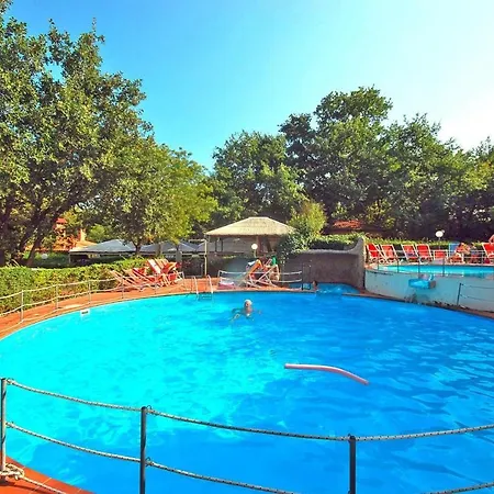 Bungalow With Free Water Park Entry At Villaggio Il Paese Di Ciribi, 度假居 *