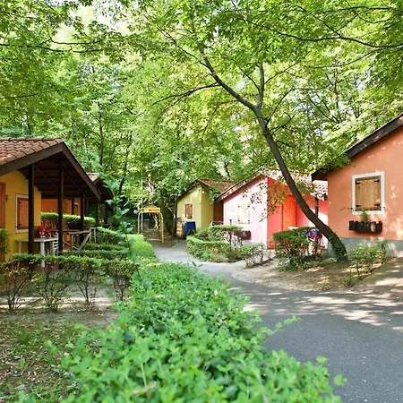 度假居 Bungalow With Free Water Park Entry At Villaggio Il Paese Di Ciribi, *