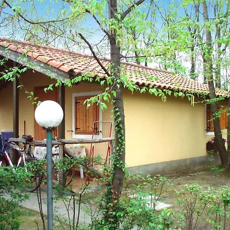 Bungalow With Free Water Park Entry At Villaggio Il Paese Di Ciribi, 別荘